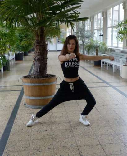 Portrait der Kursleitung Kristina Maurat während einer Fitnessübung