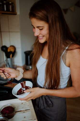 Portrait Dozentin Sarah Klempp beim Kochen