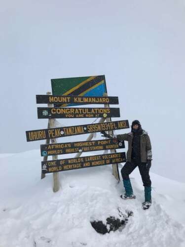 Portrait Dozentin Sarah Miebach auf Spitze des Kilimanjaro