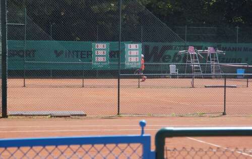 Blick auf die Tennisplätze des Vereins